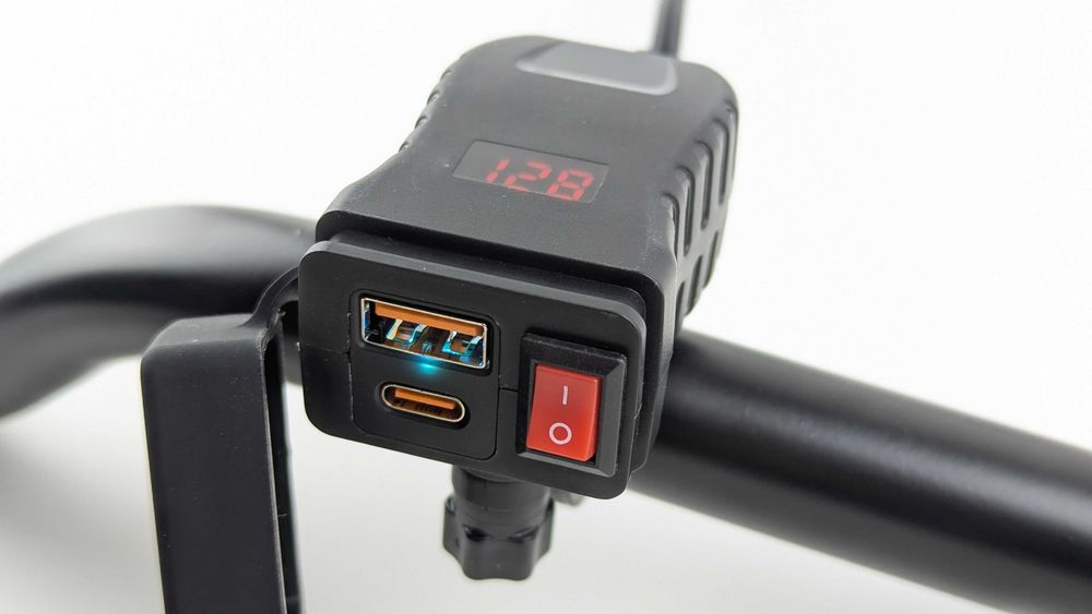 Зарядний пристрій USB + Type-C з вольтметром на кермо мотоцикла (QC3.0, 9-24V, IP67)