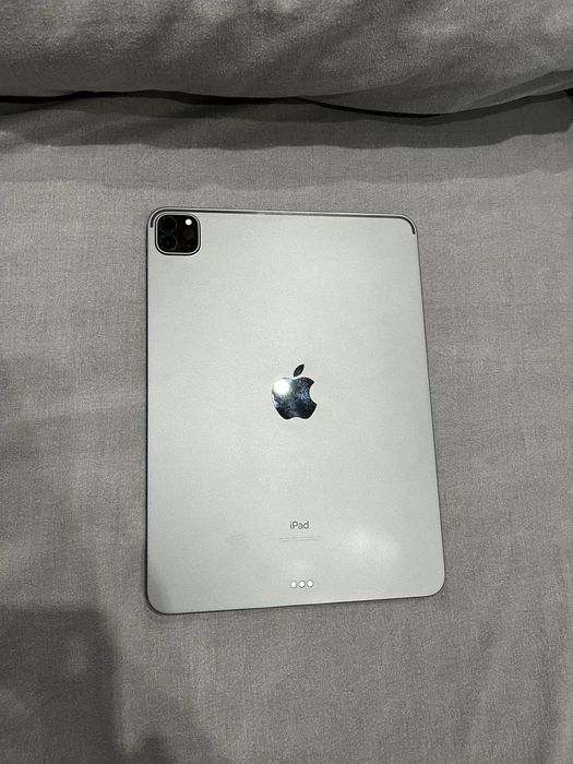 iPad Pro 11 2020 256GB / Face ID / есть меликие царапины