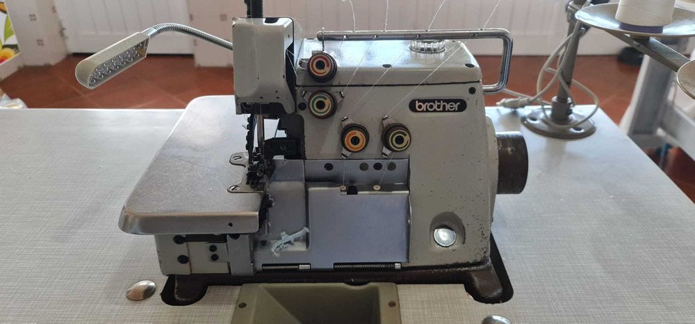 Máquina de corte e cose BROTHER