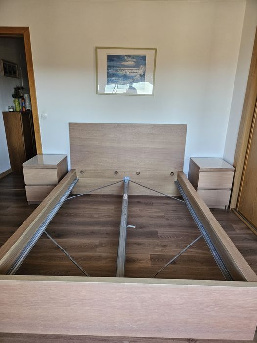 Cama de casal e bancos de cabeçeira