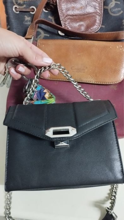 Malas pretas pequenas mão e tiracolo