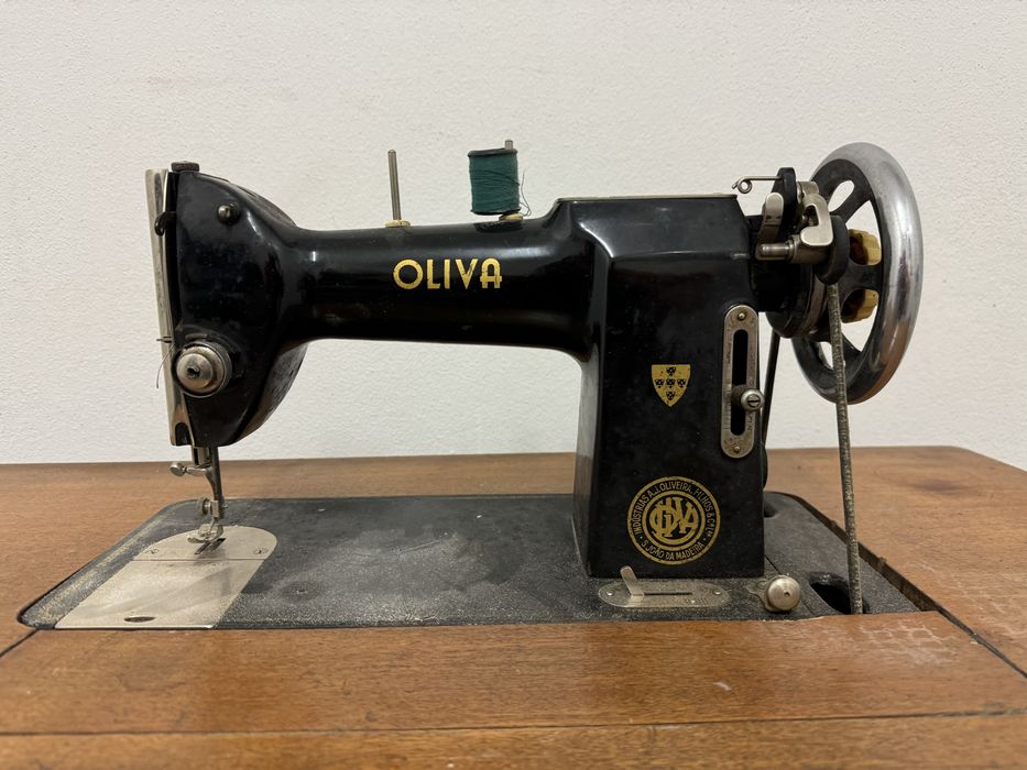 Máquina de costura modelo CL-45 da marca OLIVA com móvel