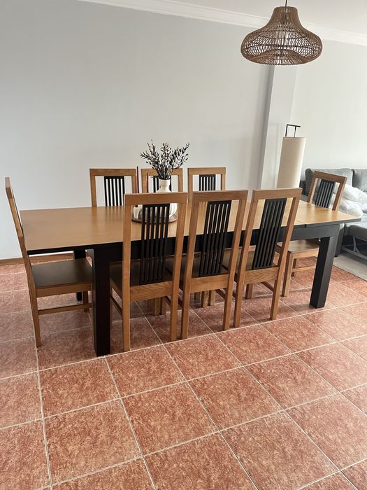 Mesa de jantar extensível com 8 cadeiras.