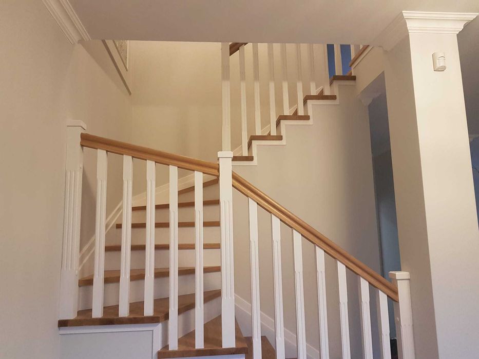 Schody dębowe z białym podstopniem podświetlane Wycena Gratis