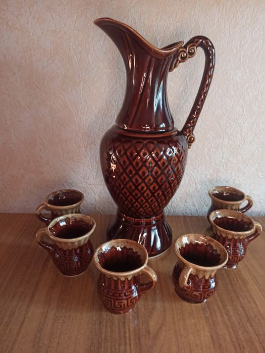 Глечик із чашками.
