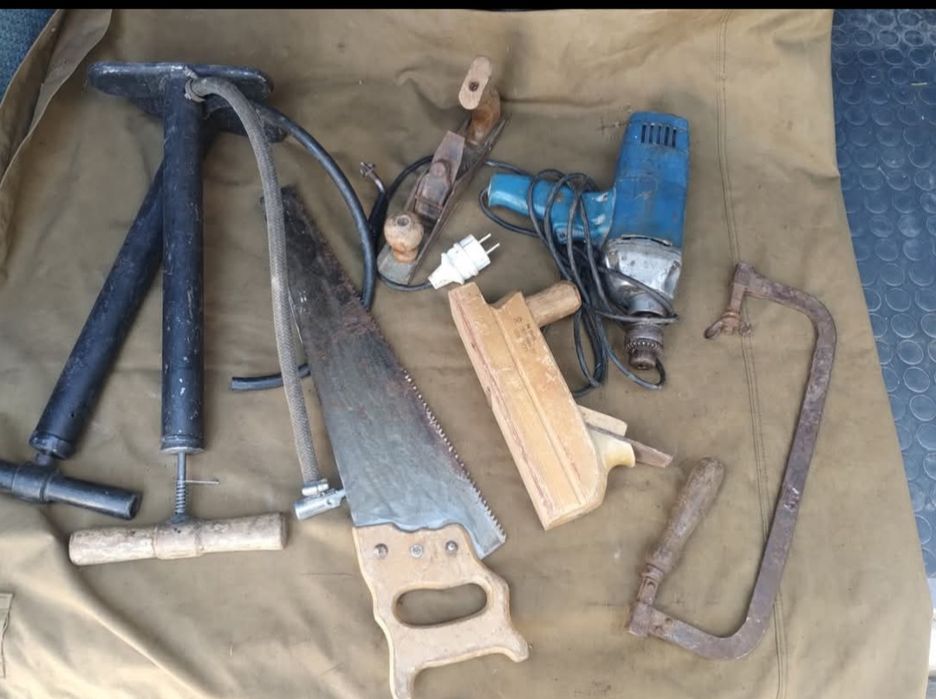 Гаражний розпродаж.