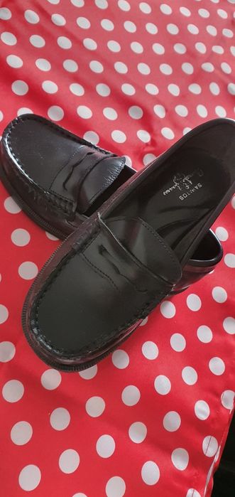 Sapatos em pele de menino NUNCA USADOS tamanho 28