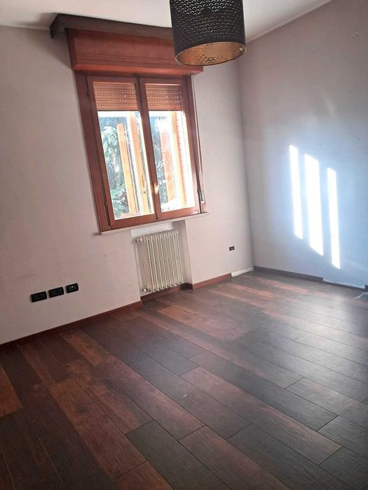 6 кімнат. квартира в елітному районі біля парку в місті Імола (Італія)