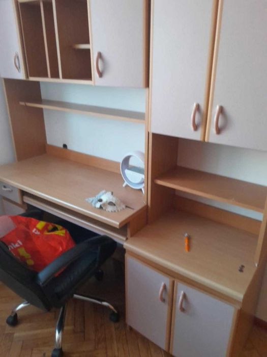 kanapa i biurko z szafkami