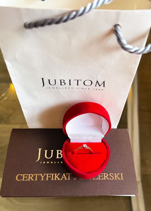 Pierścionek złoty z diamentem