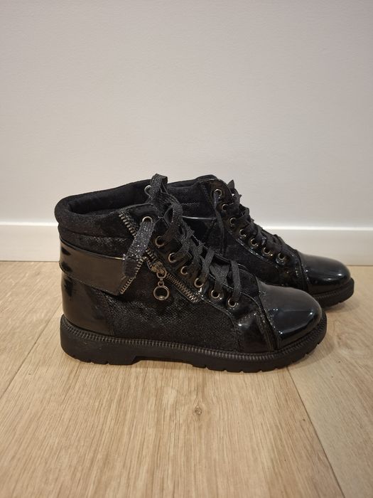 Czarne buty za kostkę rock glamour lakier błysk