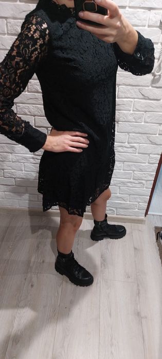 Czarna sukienka koronkowa Sinsay 38