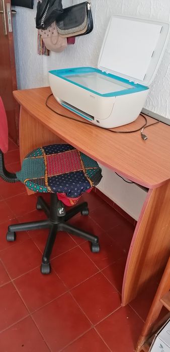 secretaria com impressora e cadeira giratória