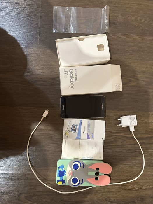 Мобільний телефон Samsung Galaxy J7