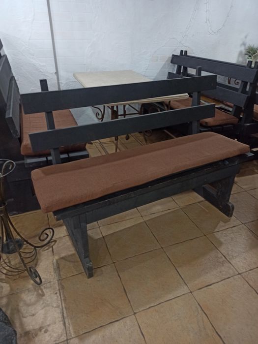 Скамейка с подушкой. Дерево.