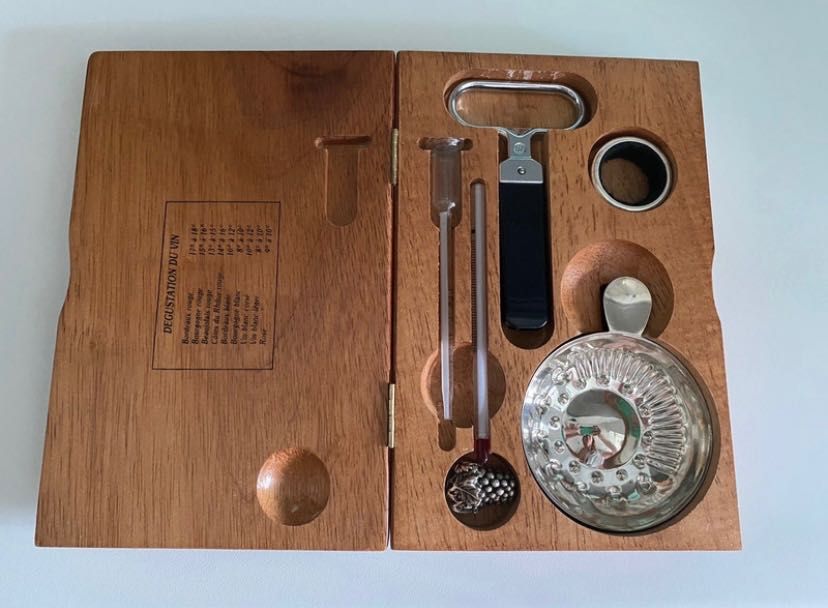 Caixa de madeira nunca usada da Genevieve Lethu