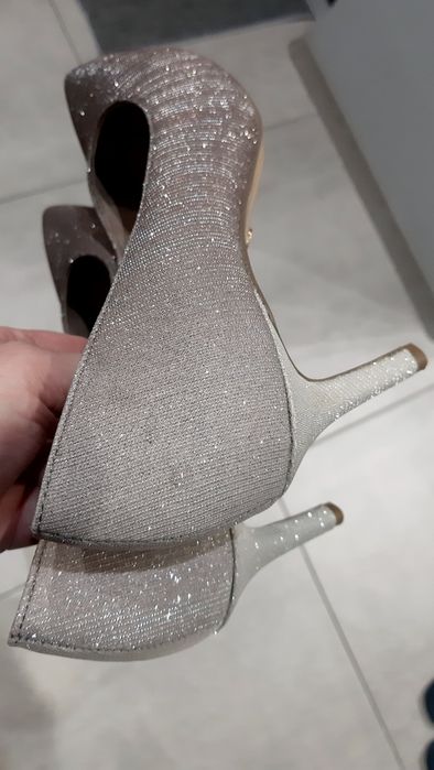 Błyszczące buty Tamaris 38/39 beżowo- srebrne