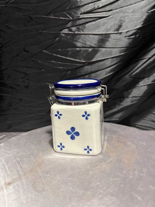 Ceramiczny pojemnik kuchenny z zamknięciem – biało-kobaltowy