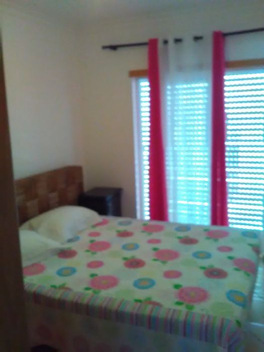 Estante de sala, camas e sofá