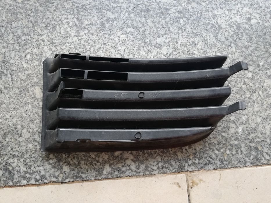 Grelha lado direito golf 5