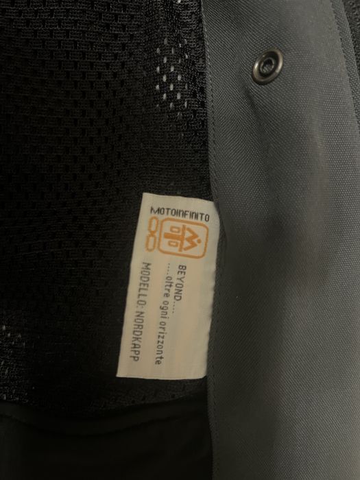 Vendo Fato para andar de Moto como novo um exelente fato para quem hosta de uma joa qualidade e proteccao