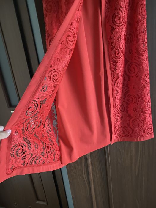 Sukienka fokus na wesele mama pana mlodego panny mlodej czerwona