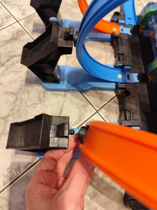 Tor Hot Wheels " Pętle grozy" + baterie+ samochody