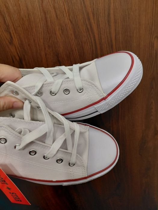 Białe nowe unisex tenisówki