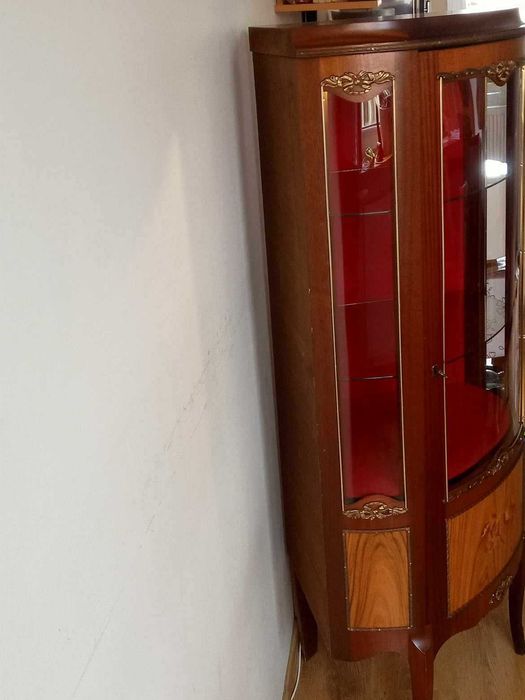 Witrynka Ludwikowska, Serwantka z intarsjami