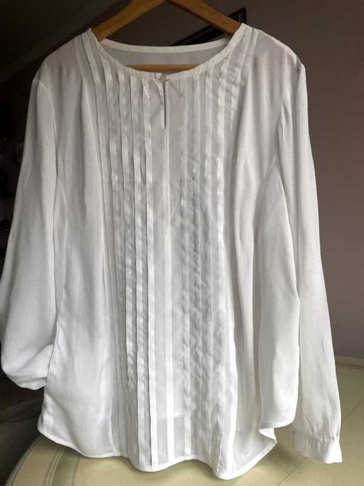 Продається білого кольору батістова блуза