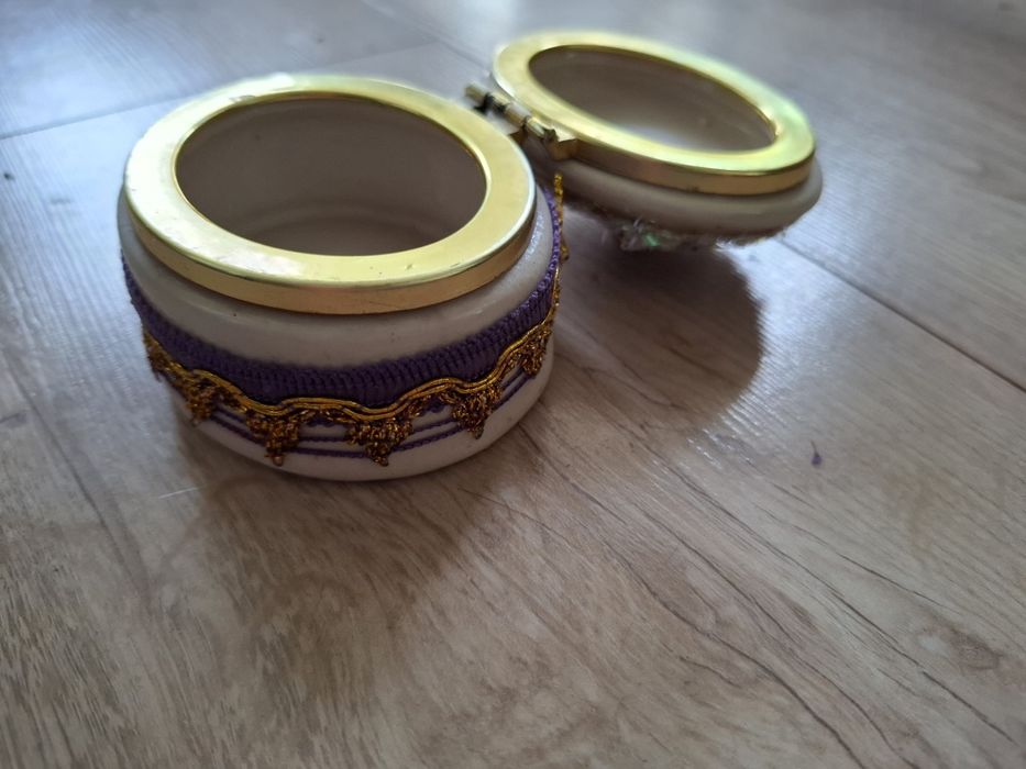 Mała szkatułka, puzderko na biżuterię, bibeloty