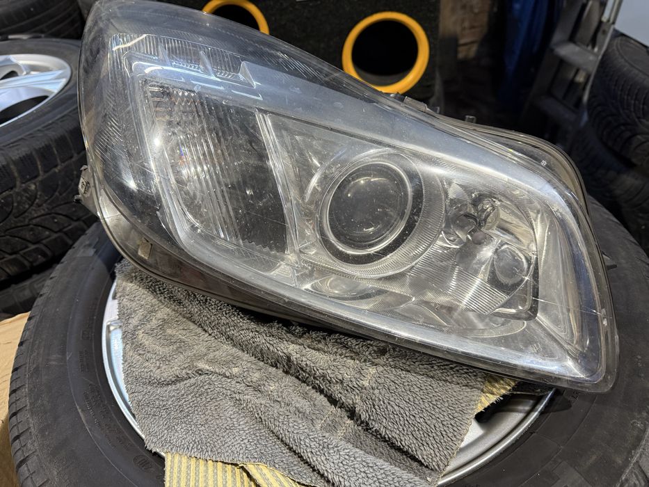 Insygnia lampa przod xenon