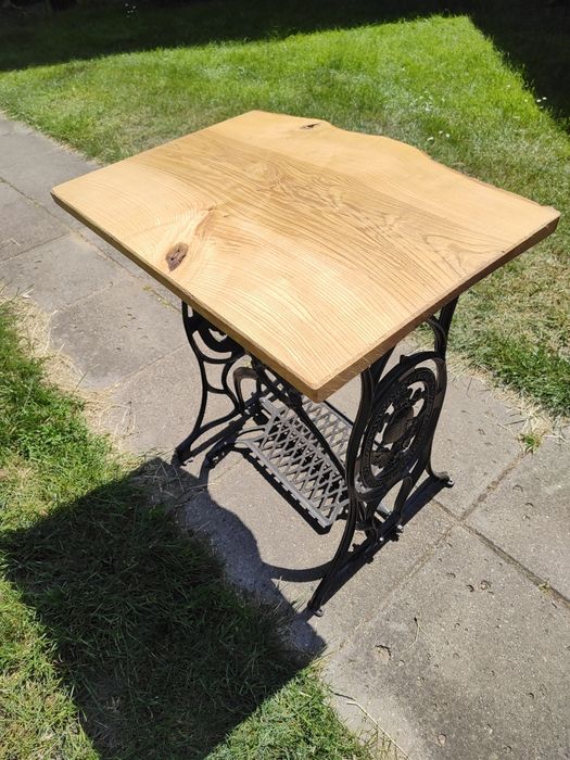 Stolik z nogami od starej maszyny do szycia