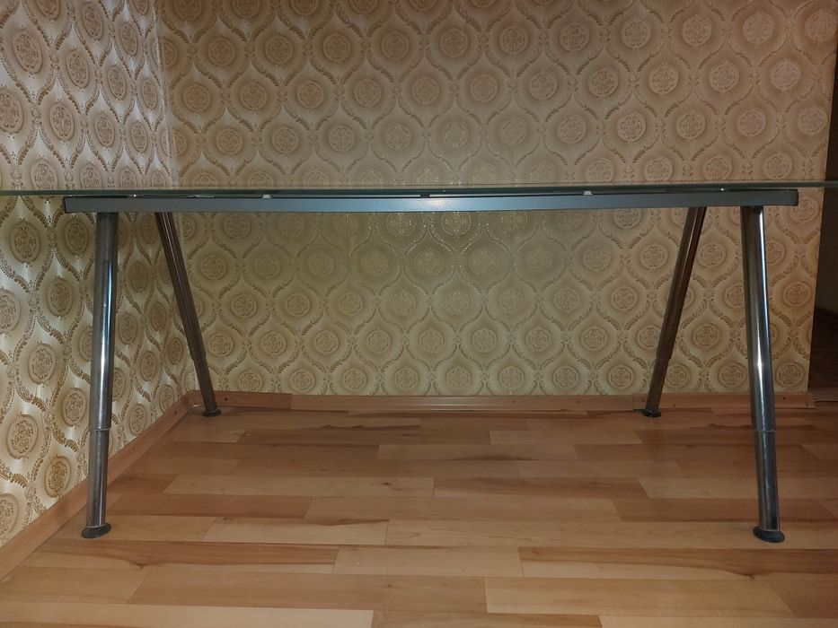 Большой современный стол