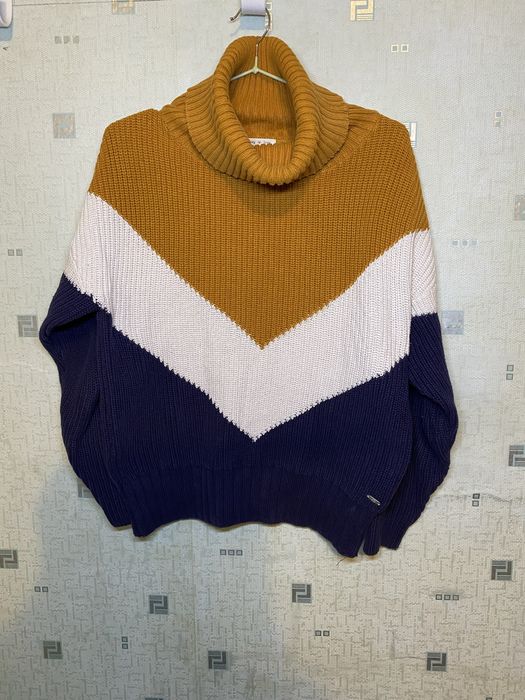 Светр з горлом теплий