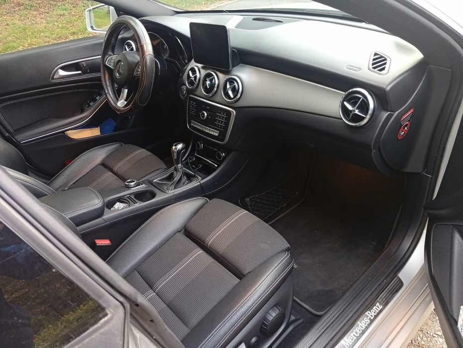 Mercedes-Benz CLA MERCEDES-BENZ CLA – Elegancki sedan z 2017 roku