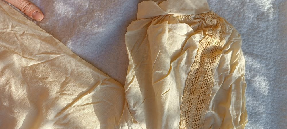 Блузка у трендовому кольорі топленого масла