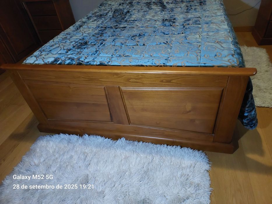 Cama em madeira sólida de carvalho