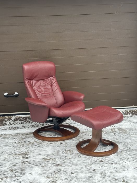 Відпочинкове шкіряне крісло з пуфом