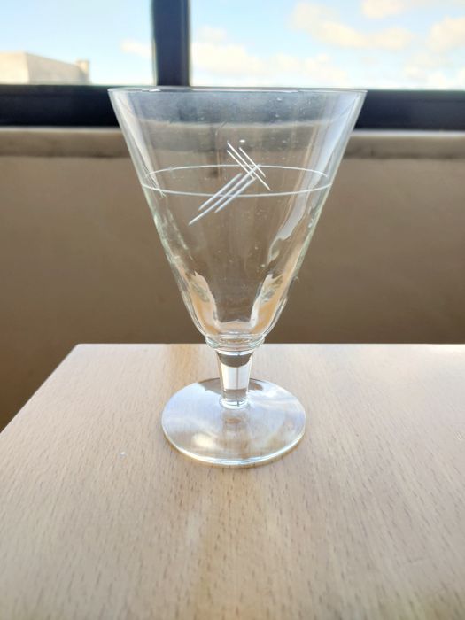 Conjunto de copos antigos desenhados á mão.