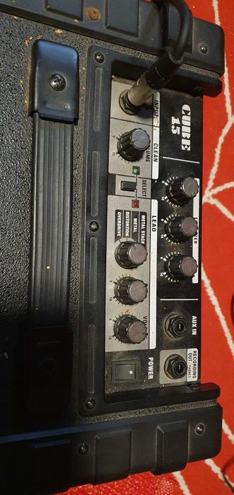 Guitarra Elétrica + Amplificador Roland + Suporte