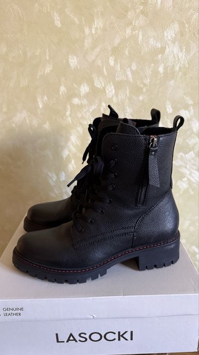Продаю жіночі черевики Lasocki 40 розмір