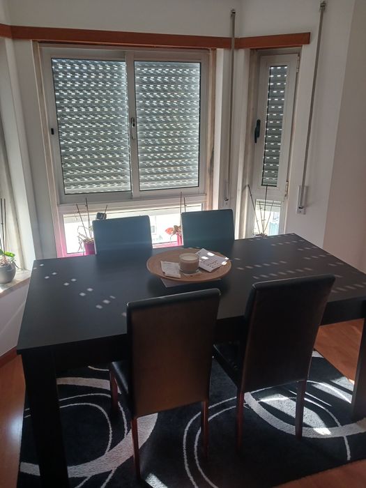 Mesa sala preta com 4 cadeiras