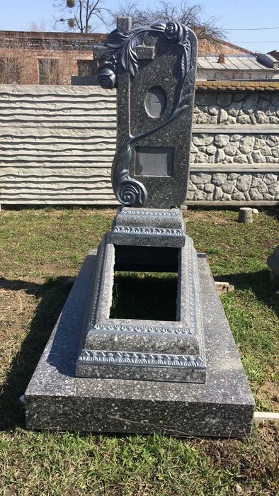 Пам'ятники , бетонні, гранітні з мармурової крихти, вази ,лампадки ...