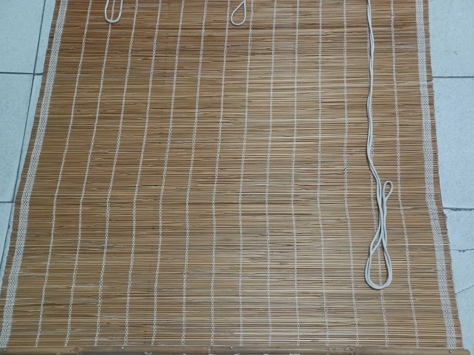 Estore de rolo em palhinha/ bambu
