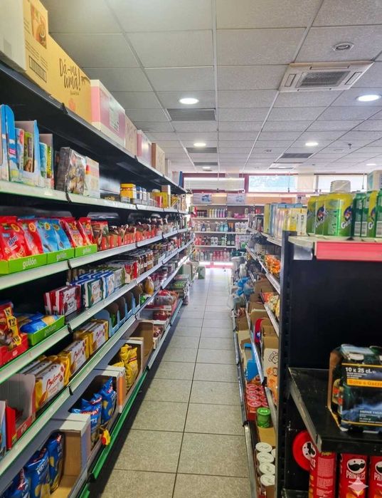 trespasse de minimercado em pleno funcionamento