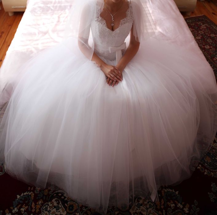 Розкішна весільна сукня