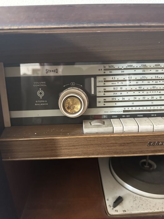 Rádio gira discos em móvel Schaub Lorenz