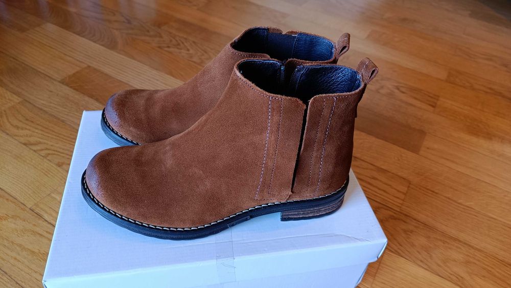 Botins cor de mel vivo em camurça, da Seaside