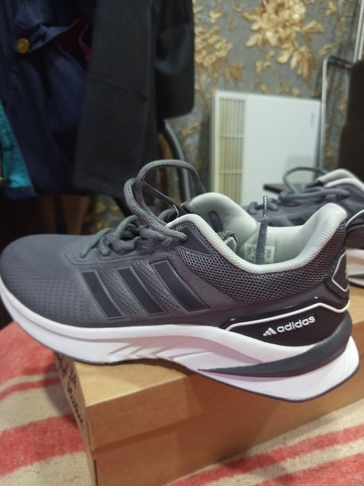 Продам чоловічі кросівки 46 оригінал